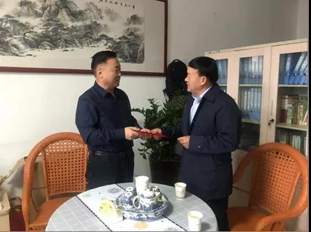 敦煌種業(yè)領(lǐng)導(dǎo)看望慰問(wèn)公司老干部、老黨員及困難黨員職工