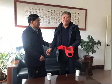 敦煌種業(yè)領(lǐng)導(dǎo)看望慰問(wèn)公司老干部、老黨員及困難黨員職工