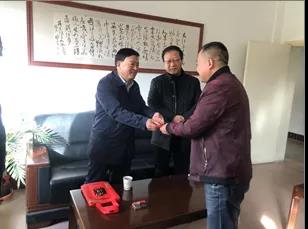 敦煌種業(yè)領(lǐng)導(dǎo)看望慰問(wèn)公司老干部、老黨員及困難黨員職工